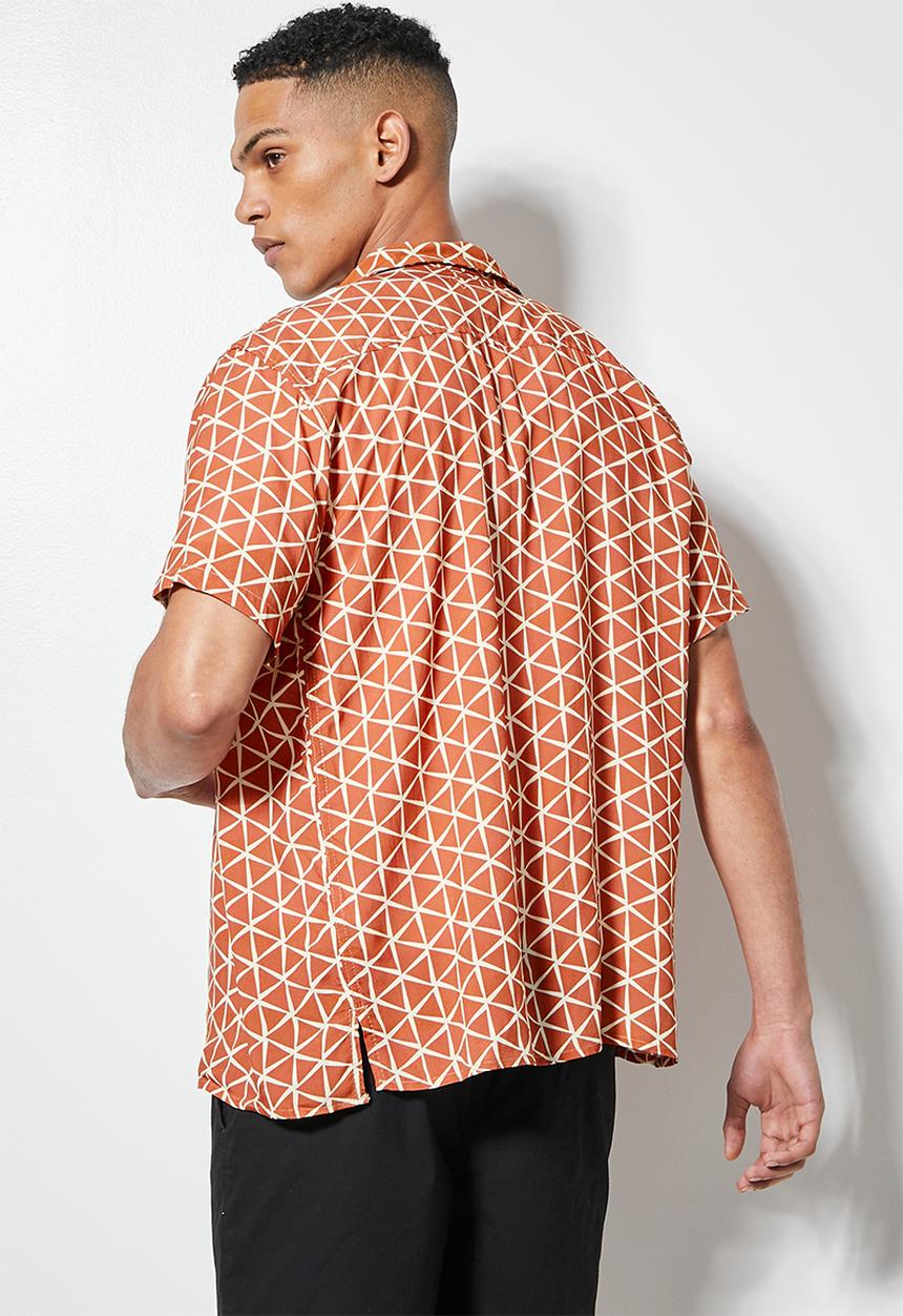 Superbalist - Regular fit viscose pattern resort short sleeve shirt - orange