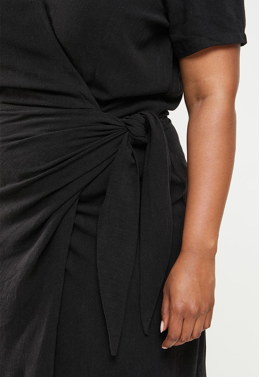 Me&B - Plus wrap linen dress - black
