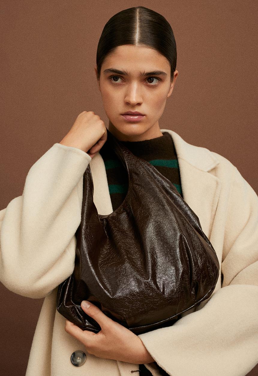 MANGO - Textured handbag - chocolate