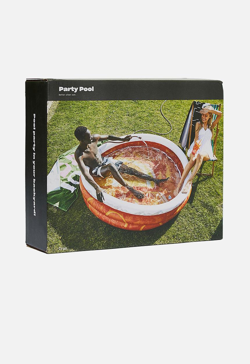 Typo - Party pool-cocktail hour