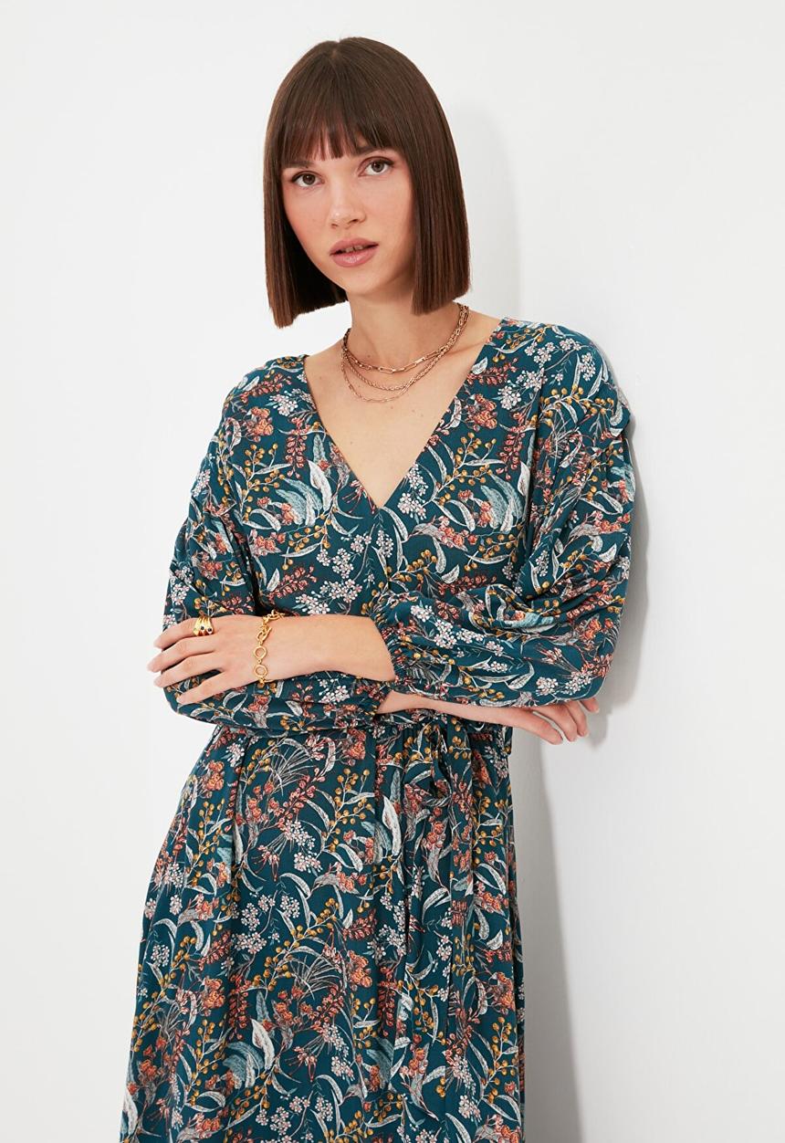 Trendyol - Belted v-neck dress - green