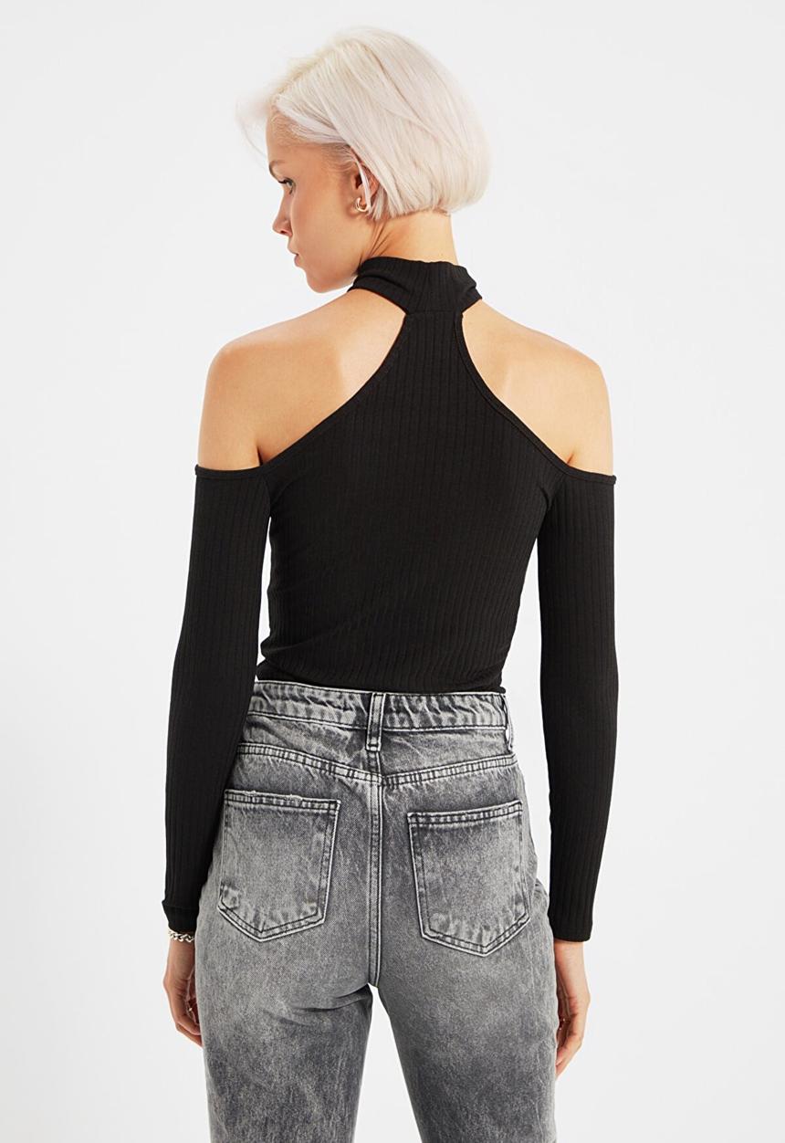 Trendyol - Cut out turtleneck top - black