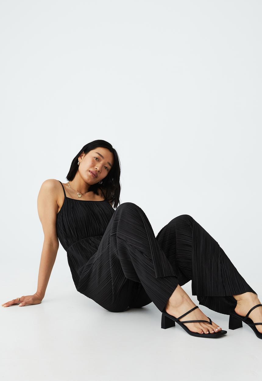 Cotton On - Petite knit strappy pleated playsuit - black