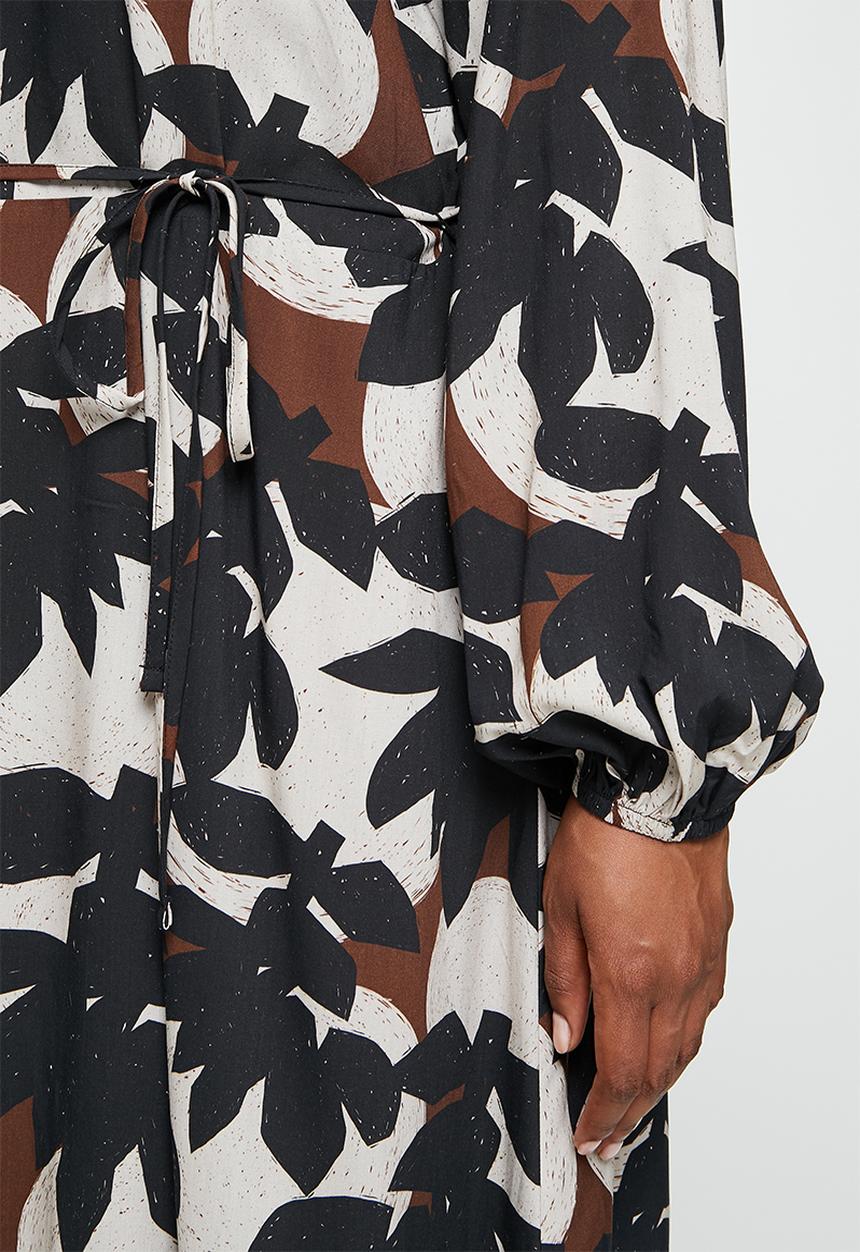 edit Plus - Mandarin collar waisted maxi dress - mono linear leaves