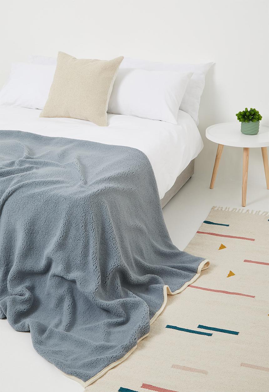 Sixth Floor - Knitted sherpa throw - natural/grey