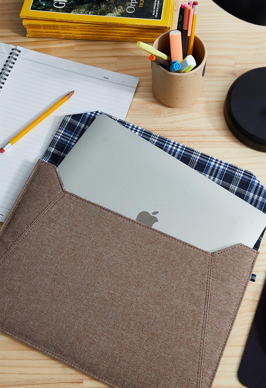 Typo - Collegiate 13 inch laptop sleeve-black & welsh slate