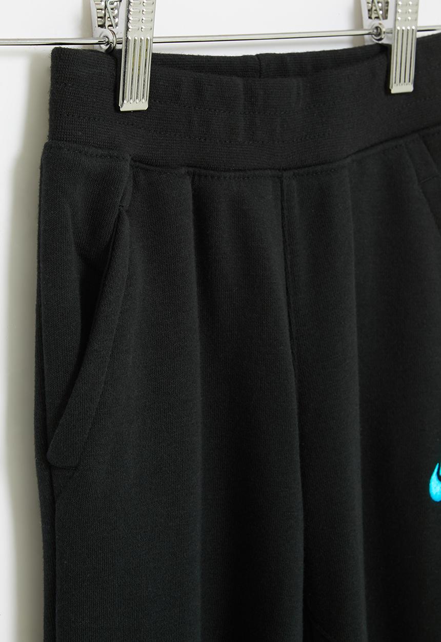 Nike - Nkb nsw club ft jogger aop - black