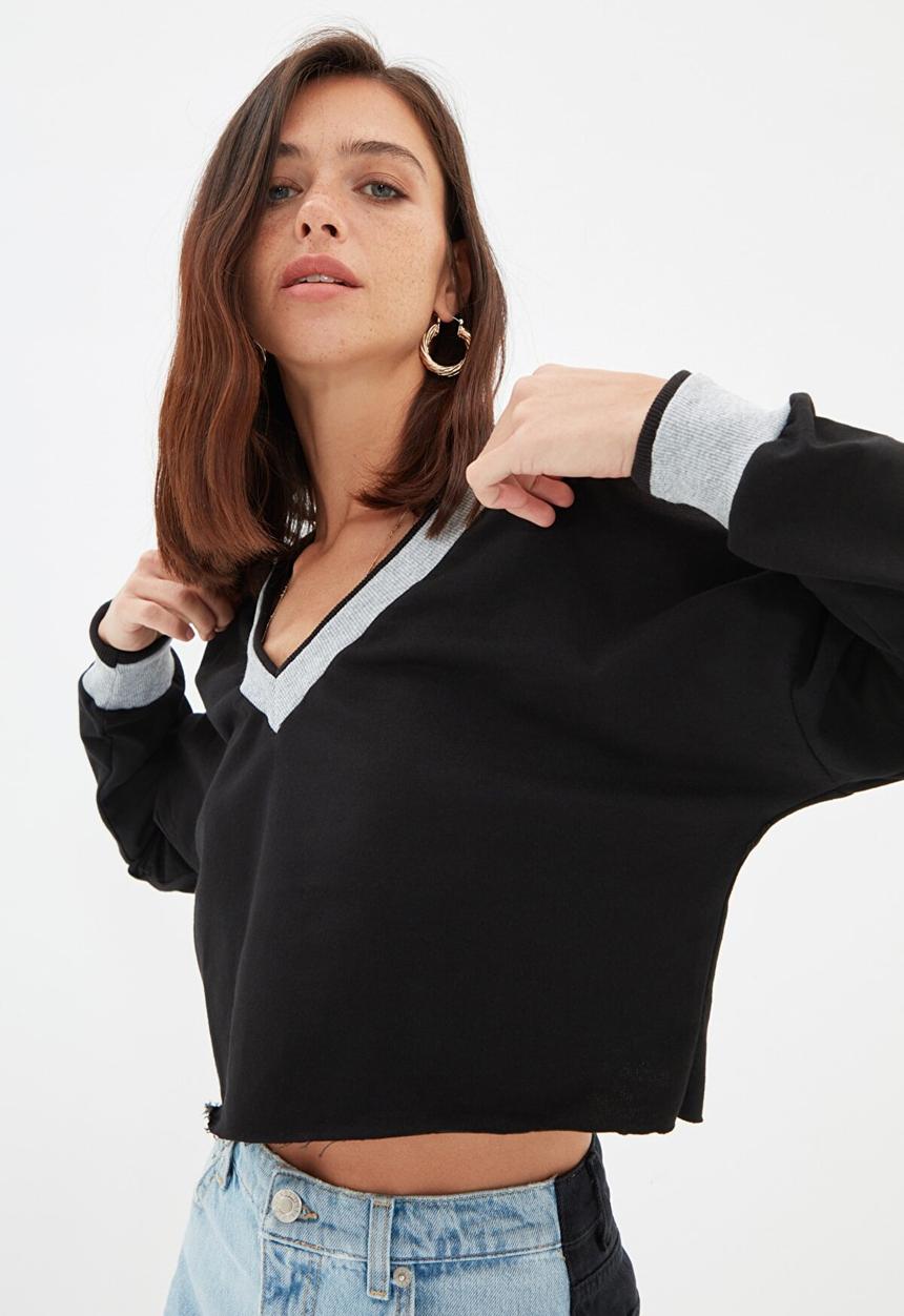 Trendyol - V-neck crop knit slim sweatshirt - black