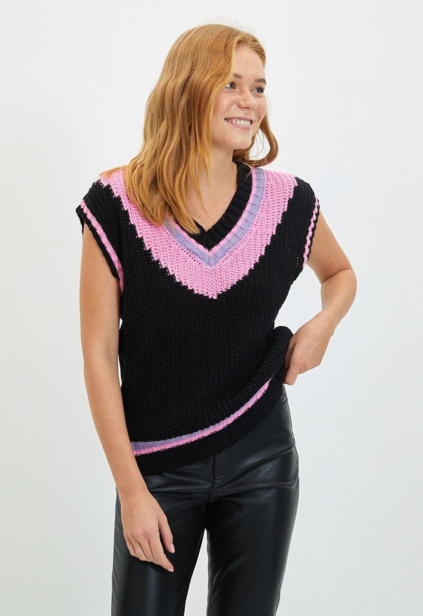 Trendyol - V-neck knitwear sweater - black