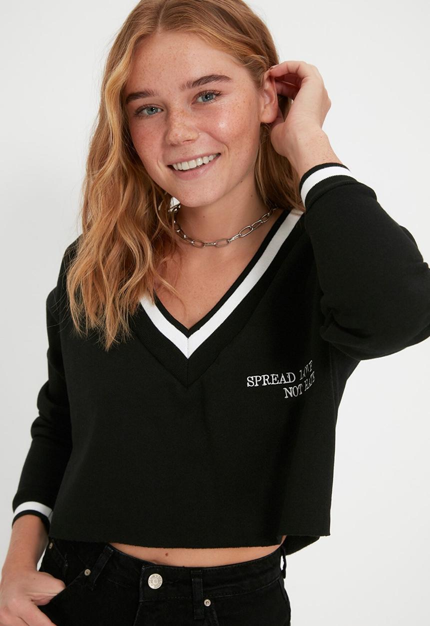 Trendyol - Crop v neck embroidered slim knitted sweatshirt - black