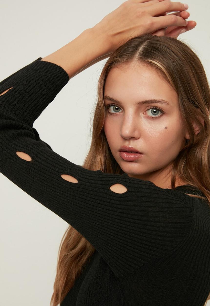 Trendyol - Cut out detailed knitwear sweater - black