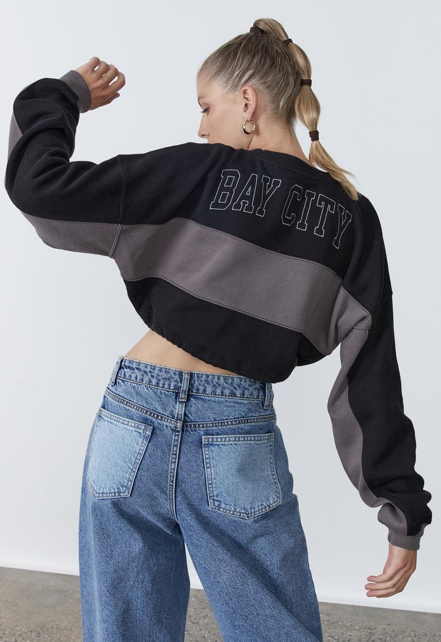 Factorie - Cropped toggle hem graphic crew - black & bay city 