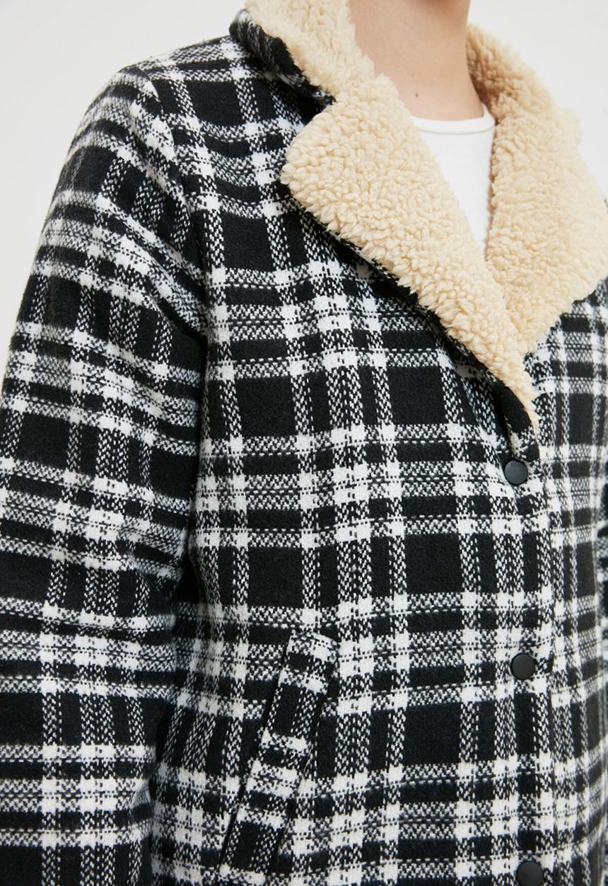 Trendyol - Collar plush detailed quilted coat  - black