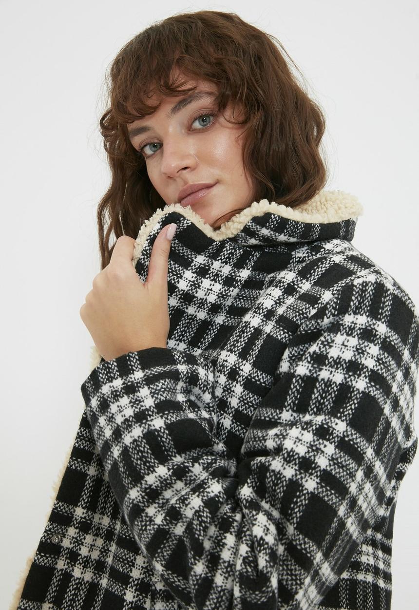 Trendyol - Collar plush detailed quilted coat  - black