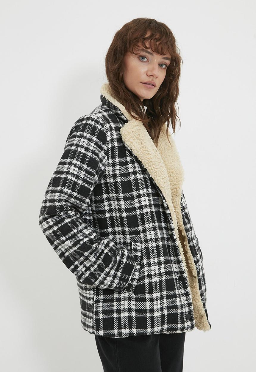 Trendyol - Collar plush detailed quilted coat  - black