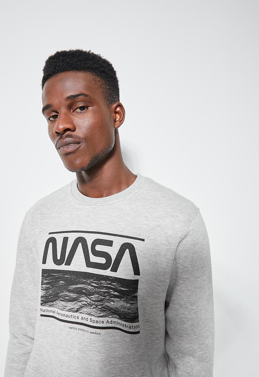 Superbalist - Nasa branded graphic crew neck pullover sweat mid grey