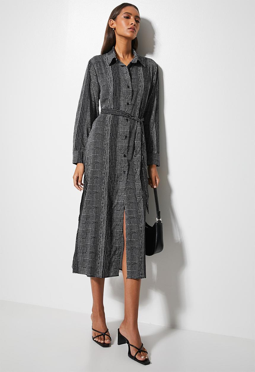 VELVET - Luxe longline dress shirt - black abstract dot