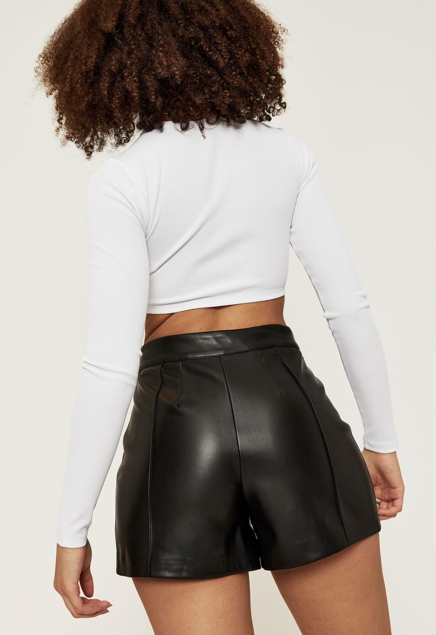 Supré  - Vegan leather pintuck short - black