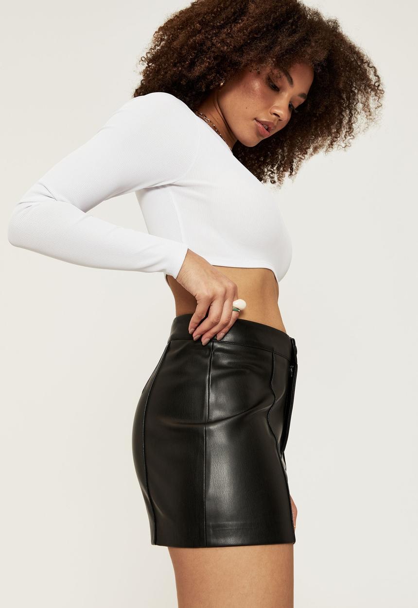 Supré  - Vegan leather pintuck short - black