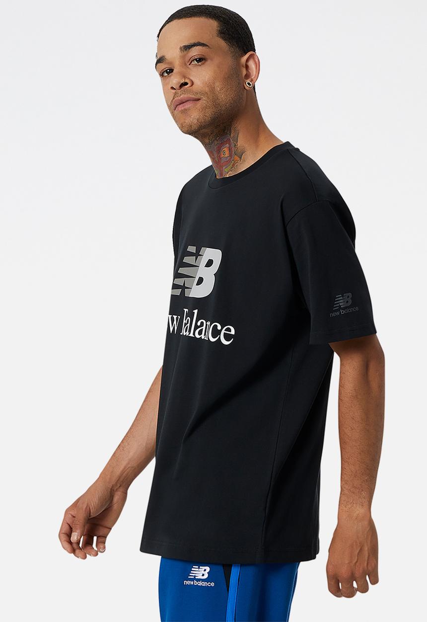 New Balance  - NB Essentials Celebrate Split Logo Tee - Black