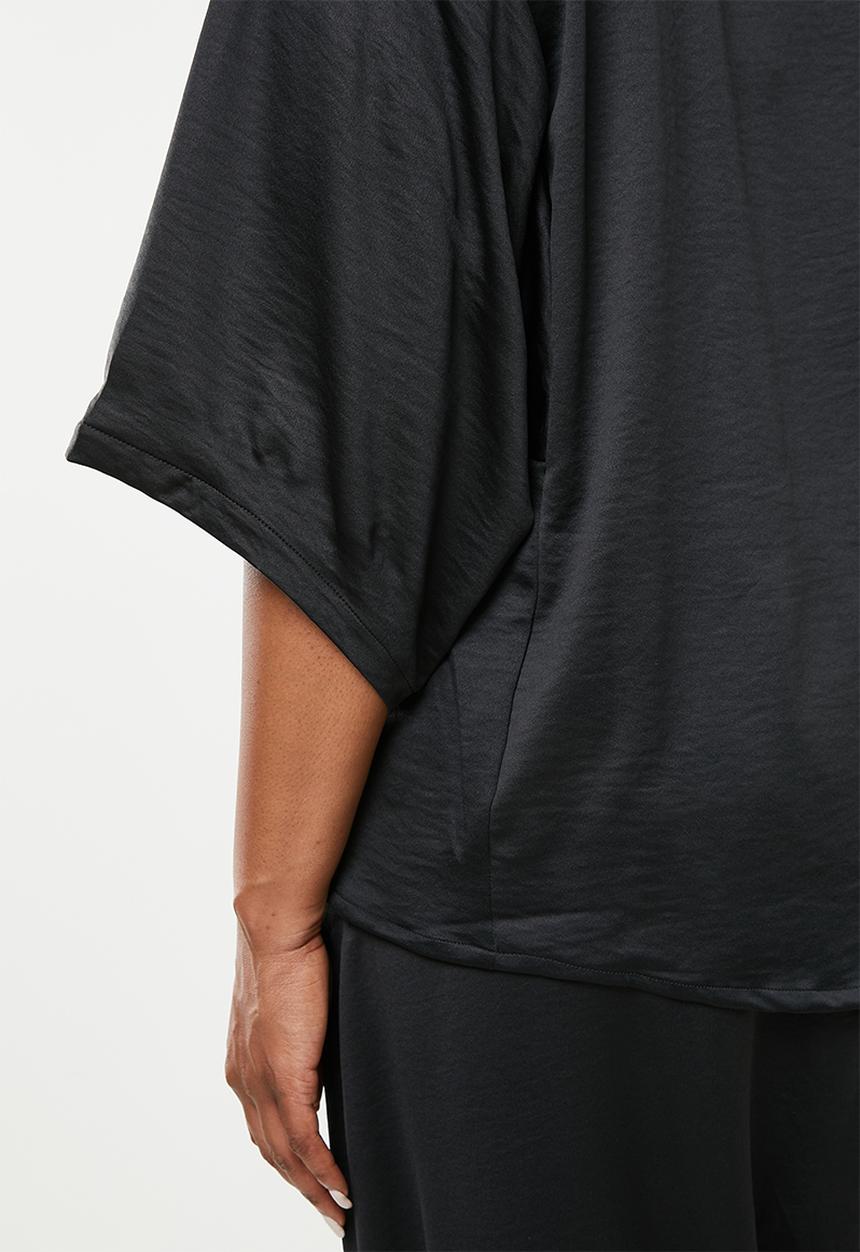 AMANDA LAIRD CHERRY - Plus mashai top - black stretch satin