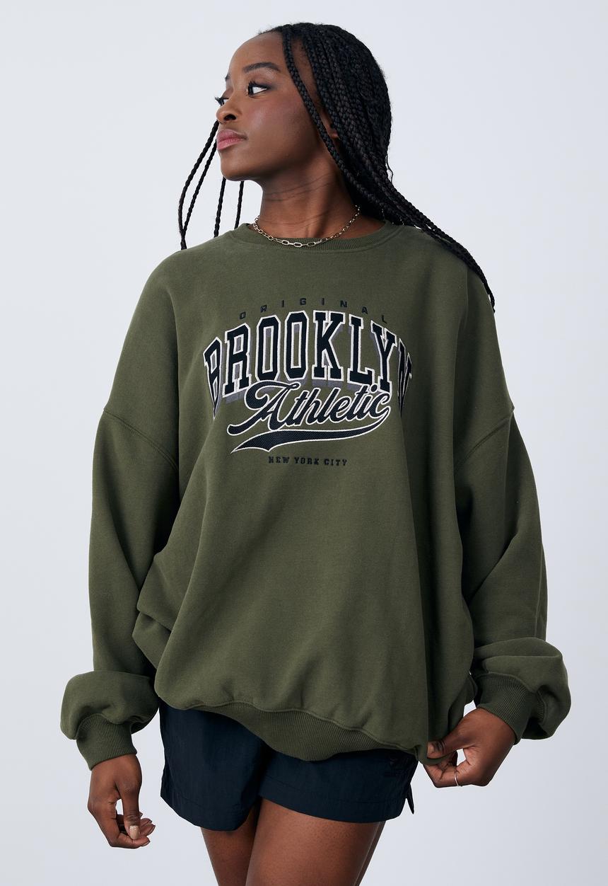 Factorie - Slouchy premium graphic crew - olive night/brooklyn athletic