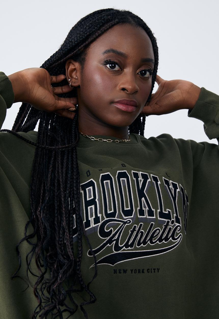 Factorie - Slouchy premium graphic crew - olive night/brooklyn athletic
