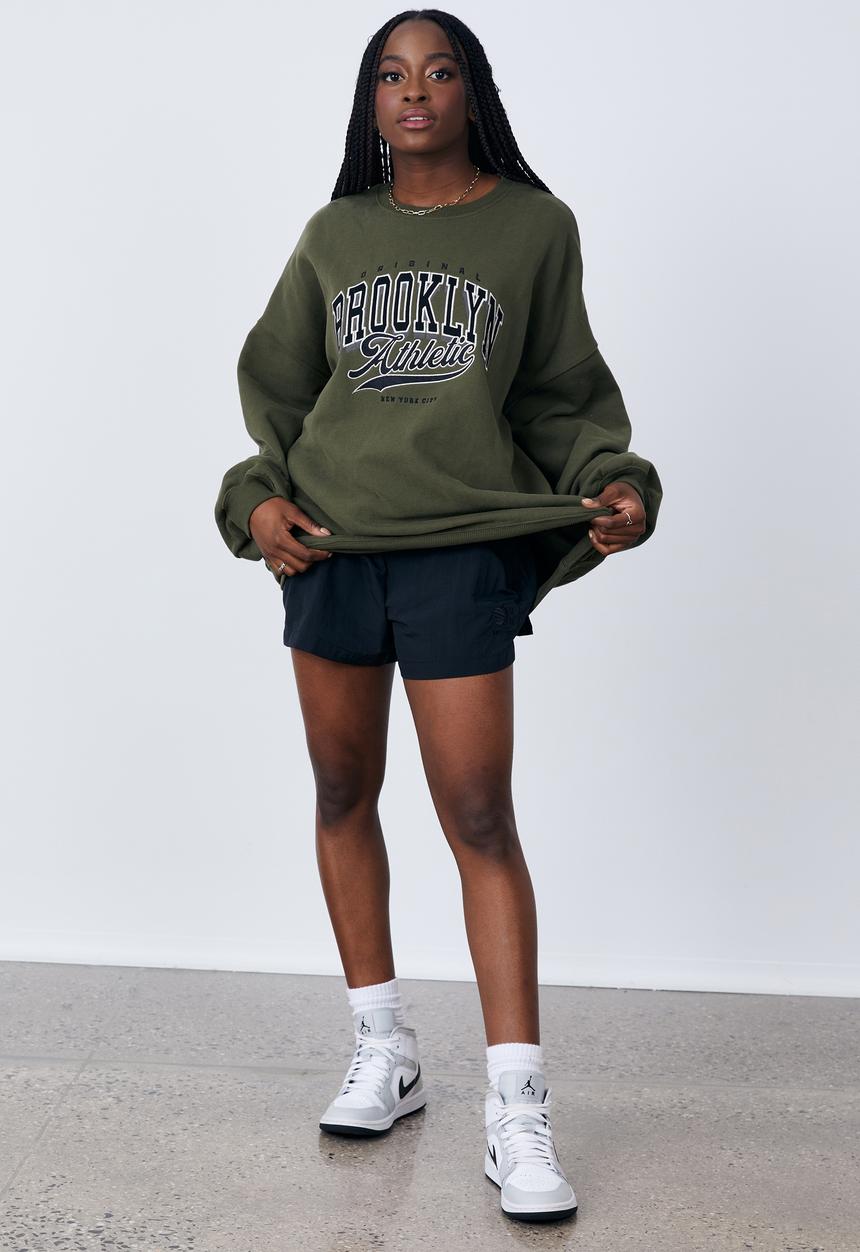 Factorie - Slouchy premium graphic crew - olive night/brooklyn athletic