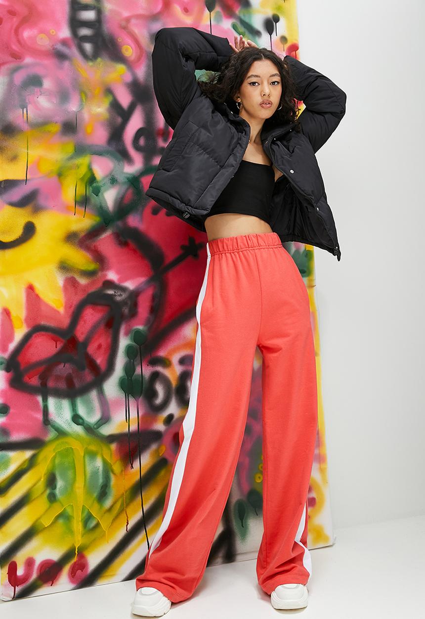 Blake - Wide leg jogger with side stripe - red