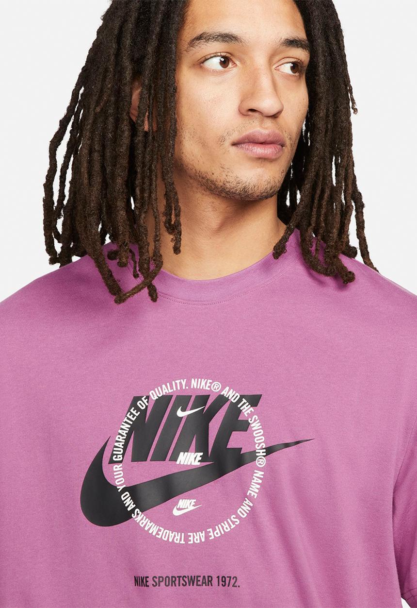 Nike - NSW Graphic T-Shirt- Purple