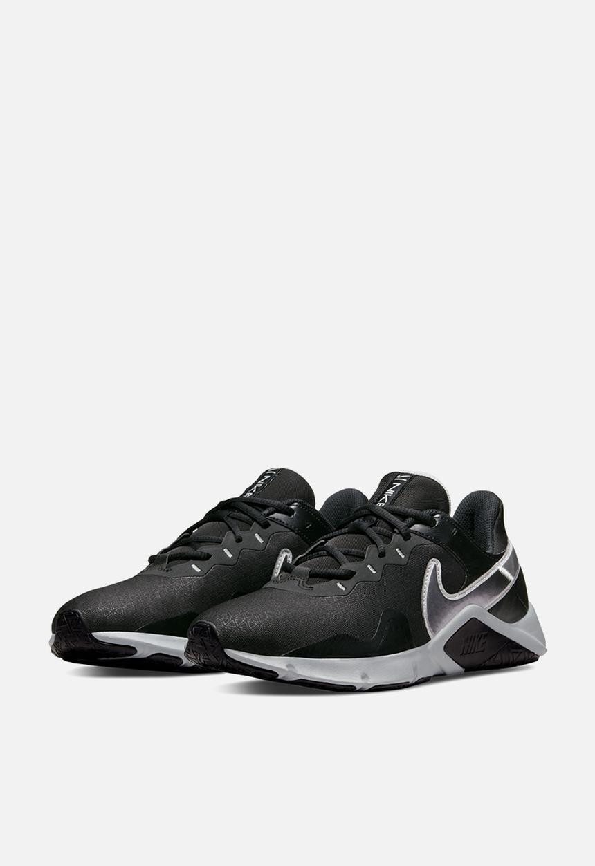 Nike - Legend essential 2 - black/mtlc cool grey-metallic silver