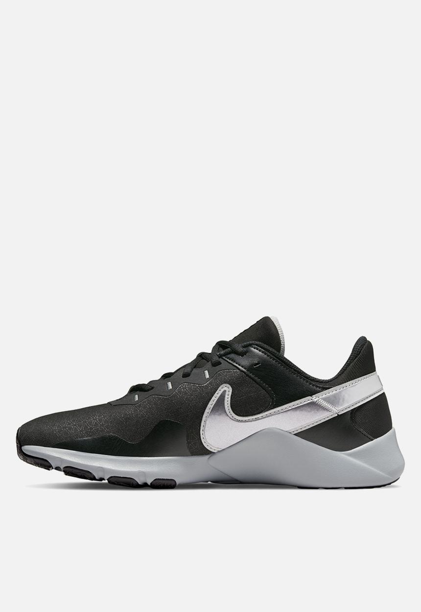 Nike - Legend essential 2 - black/mtlc cool grey-metallic silver