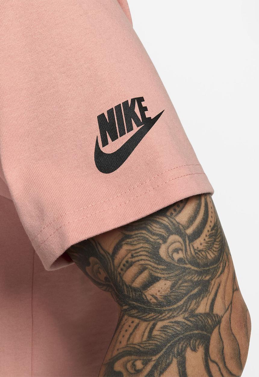Nike - NSW Sust M2Z Tee - lt madder root