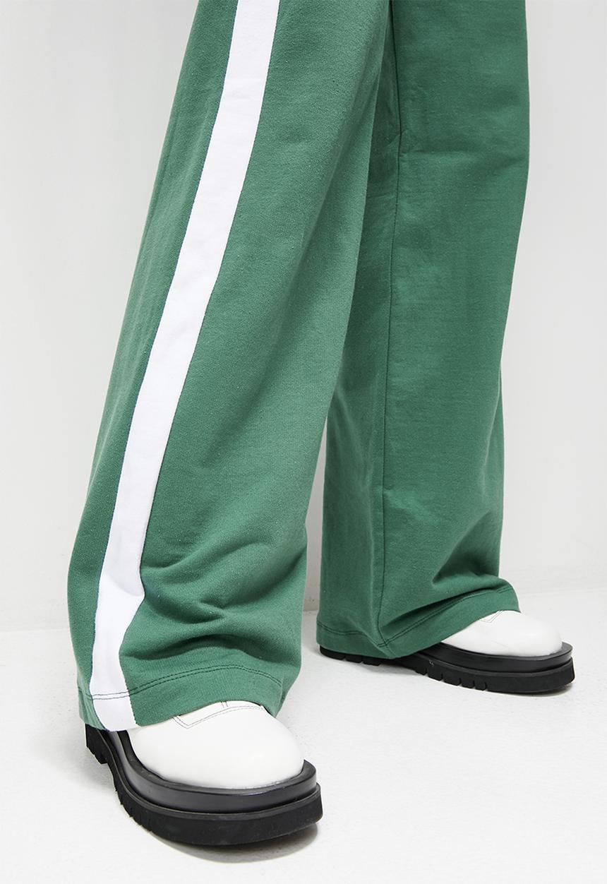 Blake - Wide leg jogger with side stripe - green