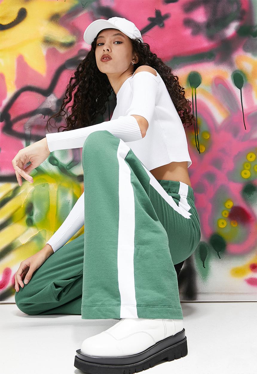 Blake - Wide leg jogger with side stripe - green