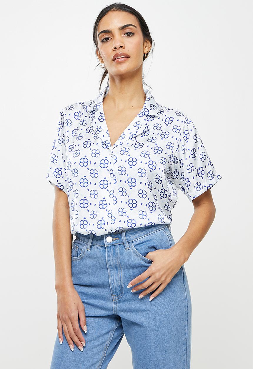 Glamorous - Glamorous care  royal blue geo print shirt  coord - blue & white 