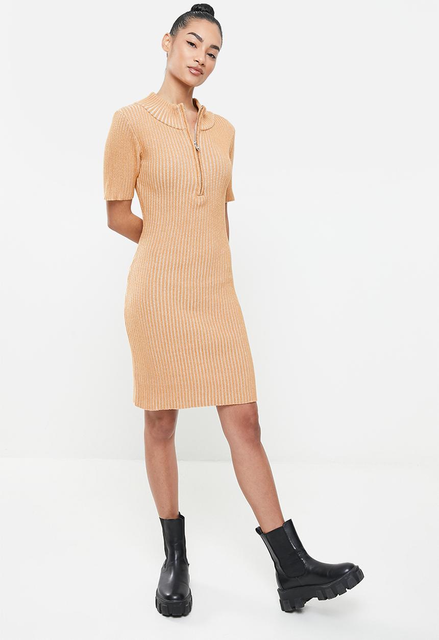 Glamorous - Petite rib zip neck dress - camel