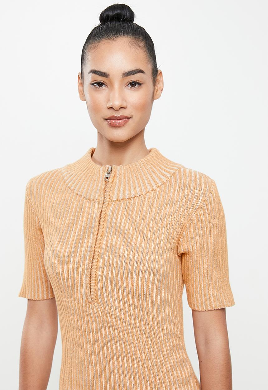 Glamorous - Petite rib zip neck dress - camel