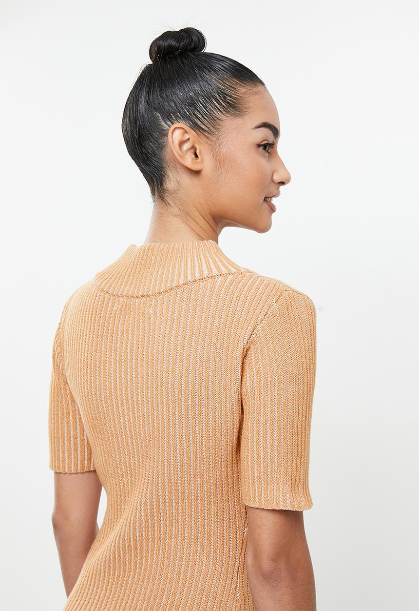 Glamorous - Petite rib zip neck dress - camel