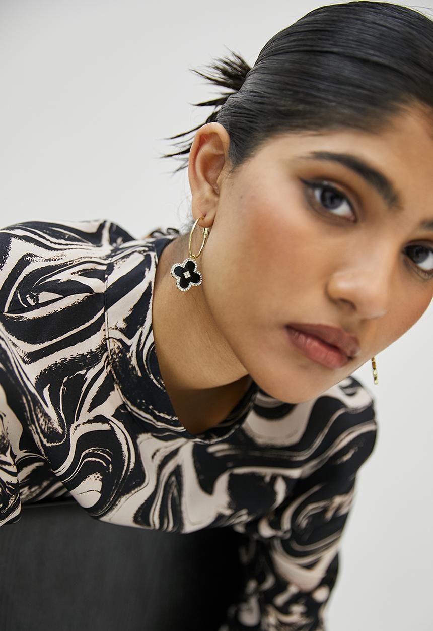 Superbalist - Flower shaped hoop earrings - gold & black