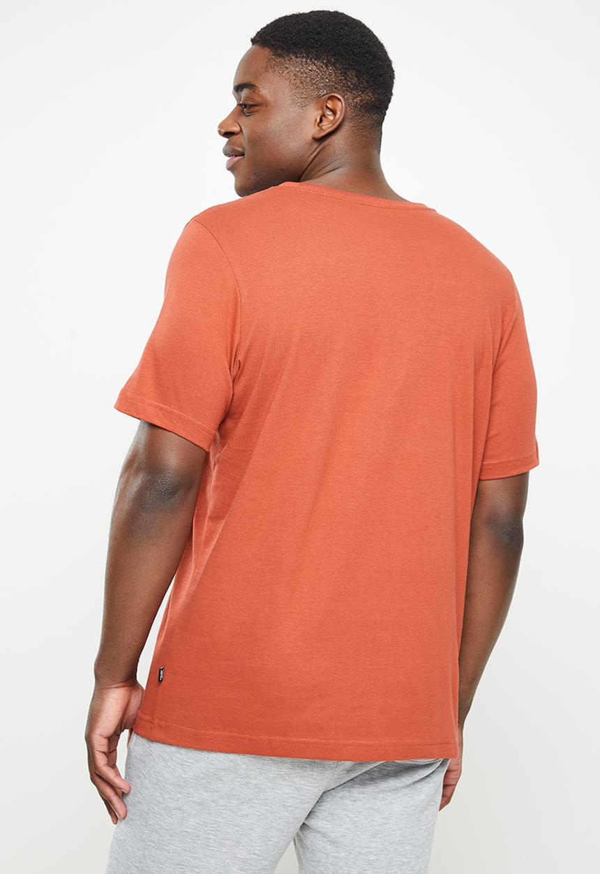 PUMA - Ess+ embroidery logo tee - chili oil
