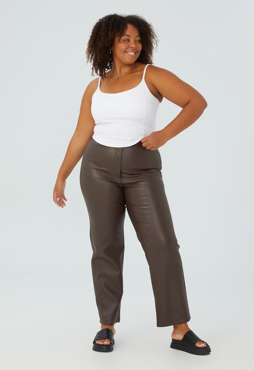 Cotton On - Curve arlow straight vegan leather pant - dark rich brown