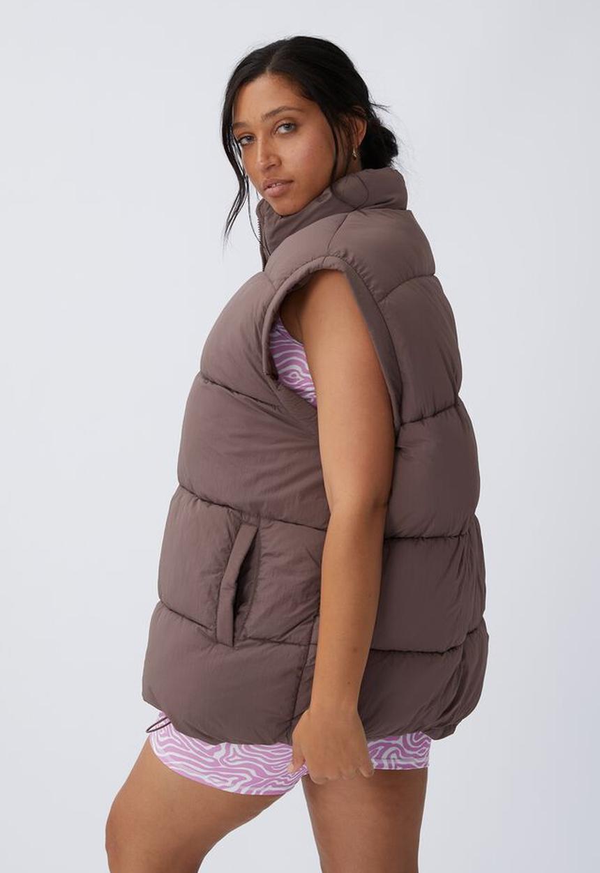 Cotton On - Curve active recycled mother puffer vest - brown