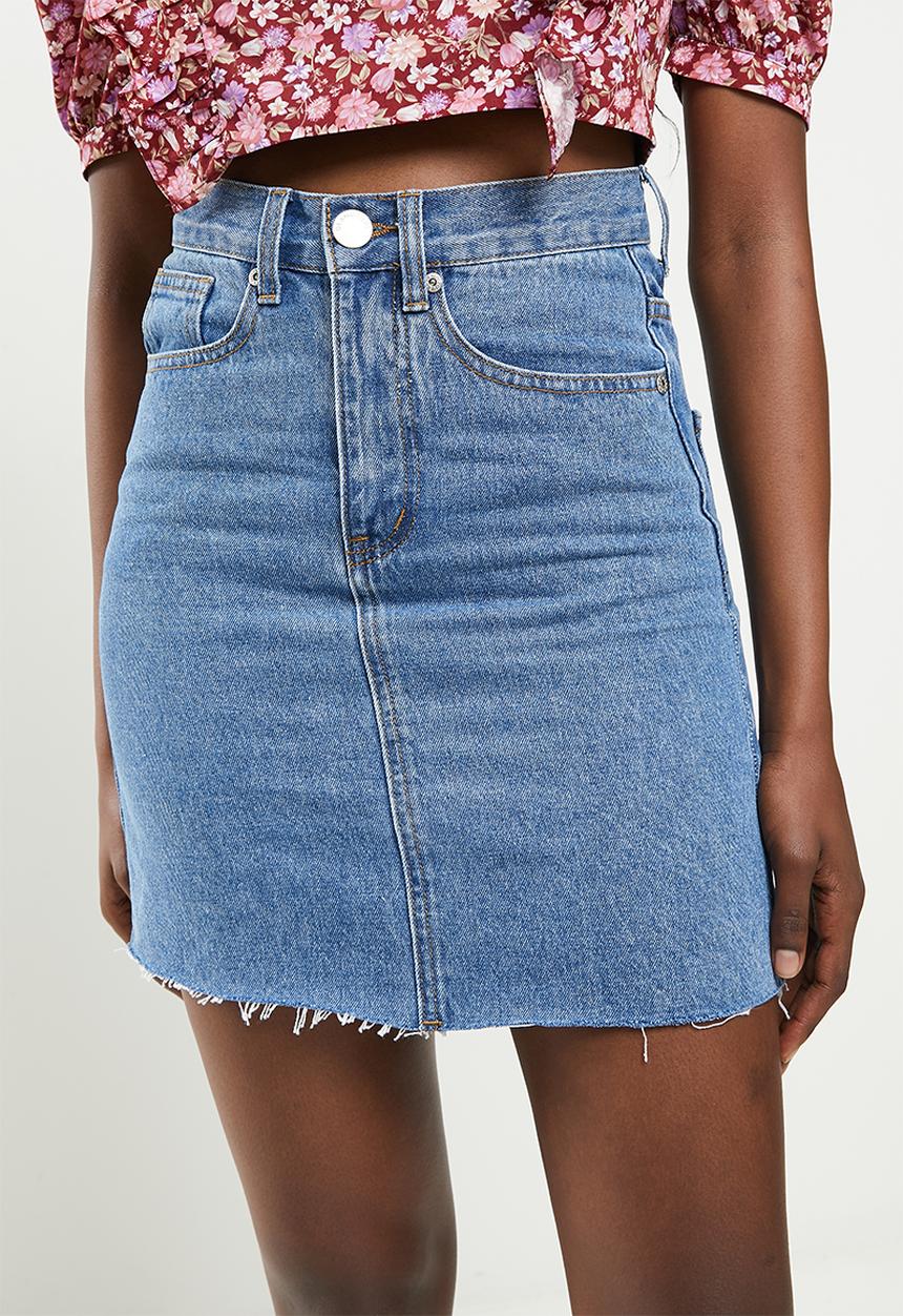 Glamorous - Glamorous care light wash denim mini skirt with fray hem - blue