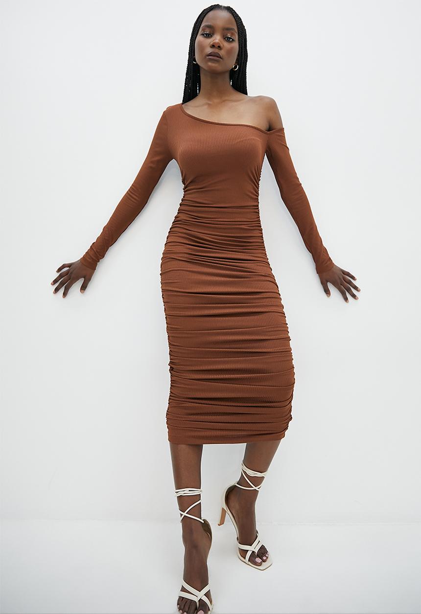VELVET - Off shoulder midi ruching dress - cappaccino