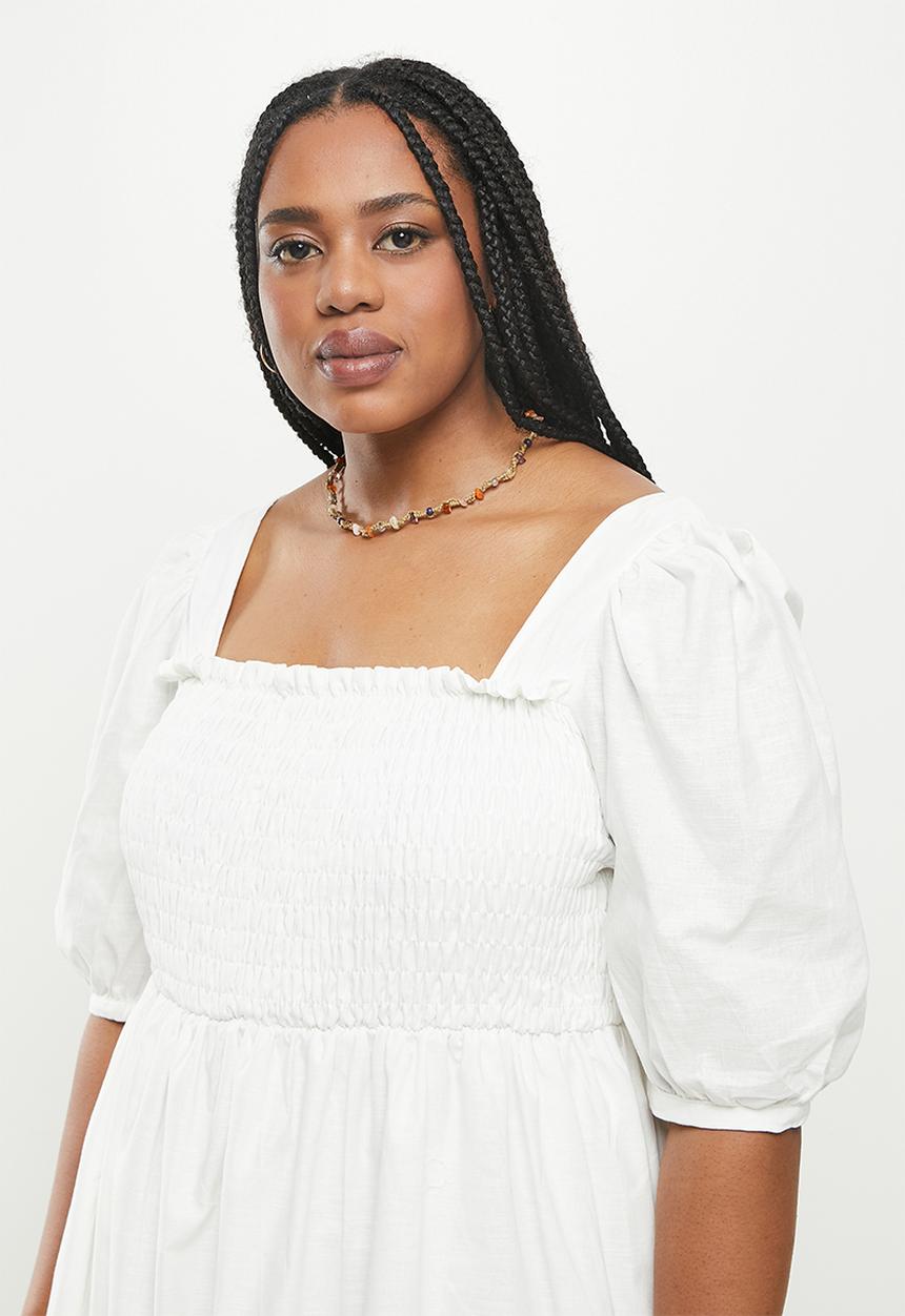 Glamorous - Plus smockd tiered hem dress - white