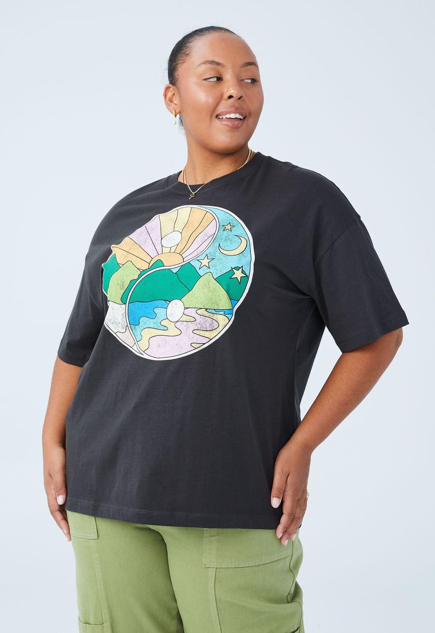 Cotton On - Curve dad graphic tee - desert daze/washed black