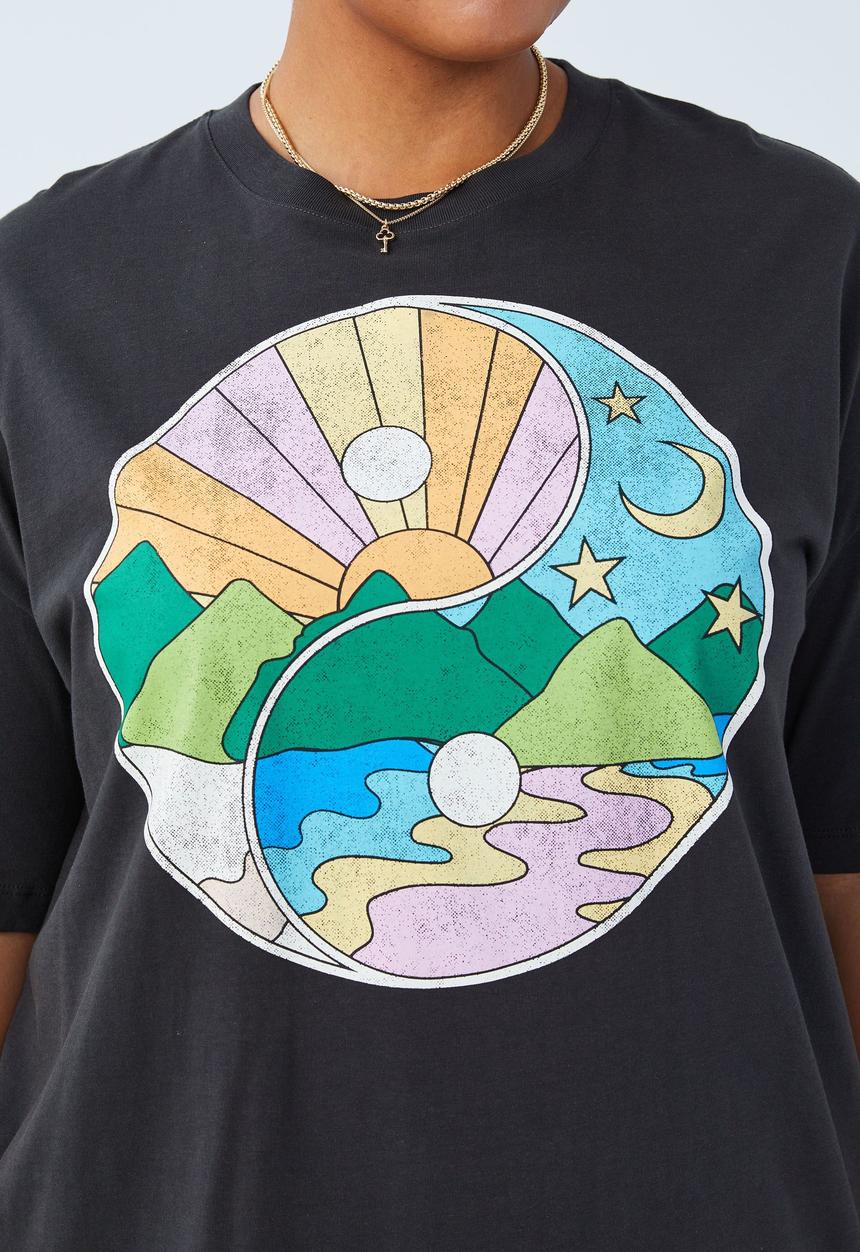 Cotton On - Curve dad graphic tee - desert daze/washed black