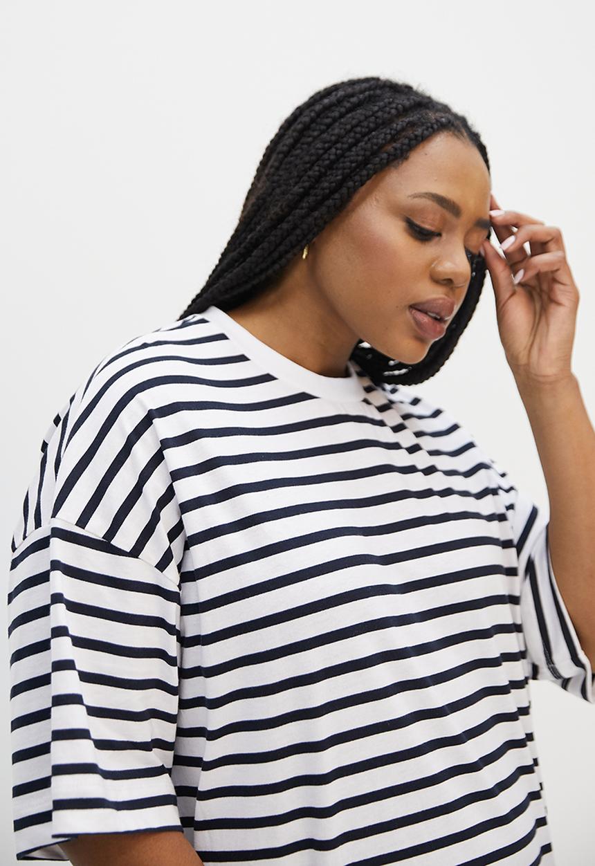 Superbalist - Dropped shoulder T-shirt dress - white & black