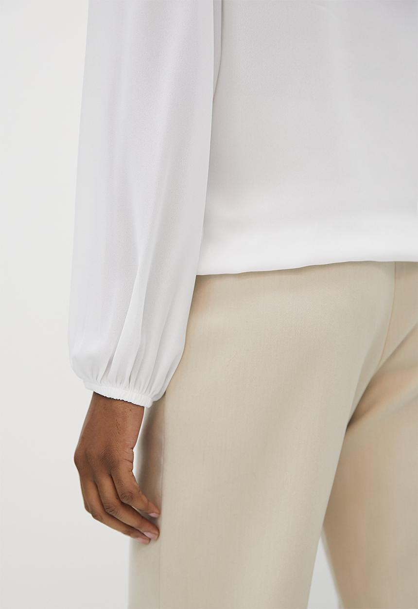 edit - V-neck shoulder shell blouse - milk